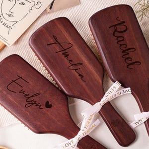 Personlig bambukam, anpassad brudtärne-airbagborste, graverad träkam med namn, brudtärnepresent, present till brudföljet, present till henne