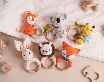 Sonajero de ganchillo personalizado para bebés, ideal para niñas y niños. Sonajero de madera personalizado para bebés. Sonajero de ganchillo con forma de animal. Regalo para baby shower. Regalo para recién nacidos.