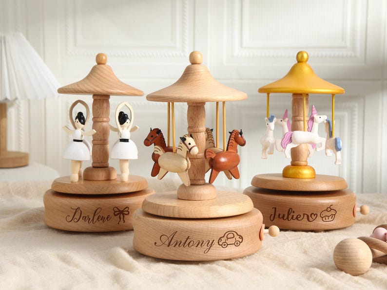 Anpassad träkarusellspeldosa, graverad speldosa med namn, sensoriska leksaker, unik minnesgåva, babyshowerpresent, födelsedagspresenter, present till par bild 2