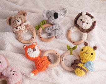 Sonajero de ganchillo personalizado para bebé, juguete de madera personalizado, sonajero de ganchillo con forma de animal, regalo para baby shower, regalo para recién nacido.