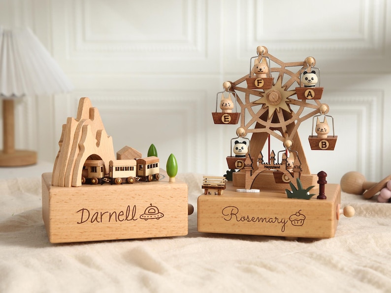 Anpassad träkarusellspeldosa, graverad speldosa med namn, sensoriska leksaker, unik minnesgåva, babyshowerpresent, födelsedagspresenter, present till par bild 5