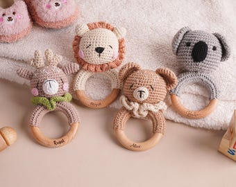 Sonajero de ganchillo personalizado con nombre de bebé, sonajero de madera con forma de animal para recién nacido, regalo para baby shower, juguete grabado especial para niño pequeño.
