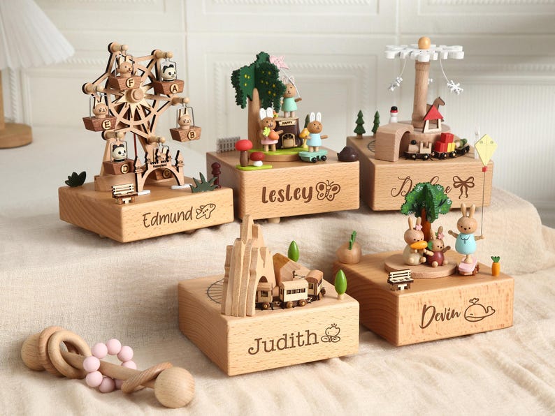 Anpassad träkarusellspeldosa, graverad speldosa med namn, sensoriska leksaker, unik minnesgåva, babyshowerpresent, födelsedagspresenter, present till par bild 3