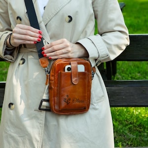 Sac à bandoulière en cuir avec compartiment pour téléphone, accessoire de voyage moderne, portefeuille, cuir souple, cadeau personnalisé ; Cadeau pour elle, cadeau pour femme