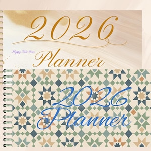 Peut inclure: Deux agendas 2026 à spirales. L'agenda supérieur a une couverture dorée avec le texte "2026 Planner" en écriture élégante. L'agenda inférieur présente un motif géométrique bleu, vert et beige, avec "2026 Planner" en bleu.