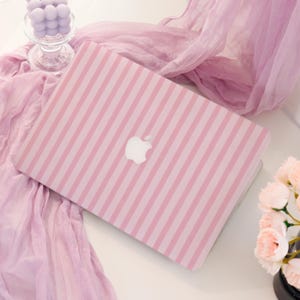 Rosa ränder Mac-skal; Skyddande laptopfodral för Macbook Air 15/13; Pro 14/15/16 2024 M4 M5 A3434 2025; Randigt mönster hårt skal