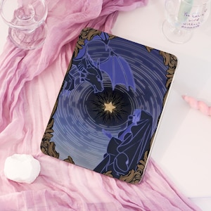 Pode incluir: Capa retangular para tablet com um design celestial com um dragão e uma figura vestida com uma túnica. A obra de arte é em tons de azul e dourado, com uma estrela no centro. A capa tem uma borda dourada decorativa.