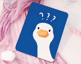Puede incluir: Una funda azul para tableta con un diseño de pato de dibujos animados. El pato tiene una cabeza blanca, un pico naranja y ojos negros. Encima del pato hay tres signos de interrogación blancos. La funda es de color azul liso.