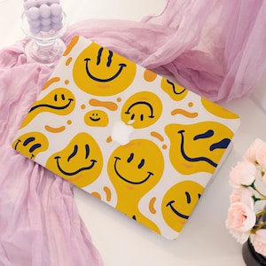 Smiley Face MacBook Case, Playful Y2K Laptop Cover, Cute Happy Mood MacBook Air Pro 15 16, Funky Retro Aesthetic A3401 A3434 2026 Case