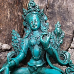 Statue de Tara verte. Carte Fleur de lotus, mudra, bouddhiste, hindou, samsara, avolokitshevara, feng shui, mantra, om tare tu tare ture swaha, bagua