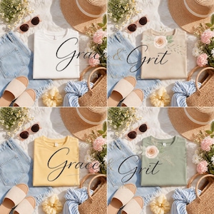 Peut inclure: Quatre t-shirts blancs, beiges, jaunes et vert sauge, chacun avec le texte manuscrit "Grace & Grit". Les chemises sont entourées d'accessoires tels que des lunettes de soleil, des chapeaux de paille, des shorts en jean, des sandales et des fleurs.