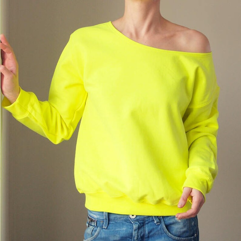 Slouchy Sweatshirt off the Shoulder 