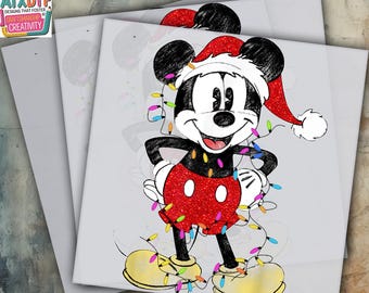 Pode incluir: Um design digital com um desenho animado do Mickey Mouse usando um chapéu de Papai Noel e cercado por luzes de Natal coloridas. O design está pronto para ser impresso usando uma prensa térmica.