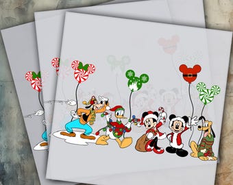 Pode incluir: Design DTF pronto para prensar com personagens da Disney em trajes festivos. Mickey, Minnie, Donald, Pateta e Pluto são retratados com balões de bengala doce e decorações de Natal. As palavras "HEAT PRESS" e "DTF READY TO PRESS" estão na parte superior e inferior.