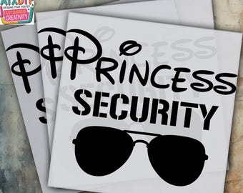 Op de afbeelding: Een wit hittetransferontwerp met zwarte tekst die "Princess Security" luidt met een zonnebril eronder. Het ontwerp is klaar om op een T-shirt of andere stof te worden geperst.