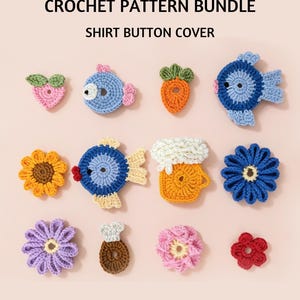 Puede incluir: Una colección de diez patrones de ganchillo coloridos, incluyendo peces, flores y una zanahoria. El texto dice "10 en 1 Crochet Pattern Bundle Shirt Button Cover". Cada artículo está hecho con hilo en varios colores, como azul, naranja, rosa y amarillo.