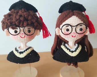Wzór na szydełkową lalkę na zakończenie roku szkolnego | Chłopięcy i Dziewczynkowy Amigurumi w formacie PDF | Miniaturowa pamiątka ukończenia studiów | Pobieranie cyfrowe