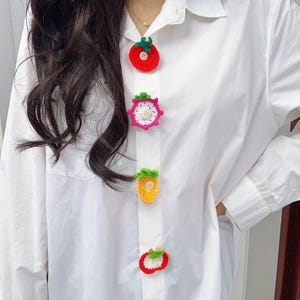 Patrón de funda para botón de ganchillo, accesorio para camisa en PDF, tutorial de joyería con botones removibles, funda para botón con forma de flor, descarga digital instantánea.