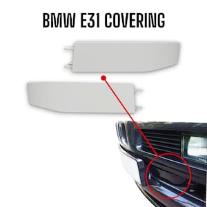 Peut inclure: Deux pièces de recouvrement BMW E31 gris clair sont présentées au-dessus du pare-chocs avant d'une voiture. Le texte "BMW E31 COVERING" est affiché en gras, en lettres noires en haut de l'image.