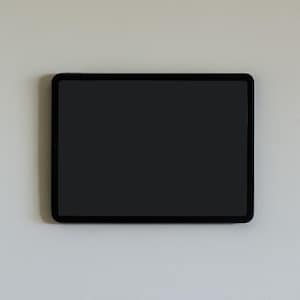 Può includere: Un tablet nero con una cornice nera, su uno sfondo neutro. Lo schermo è scuro, forse spento o che mostra un'immagine nera. Il dispositivo è rettangolare con angoli arrotondati.