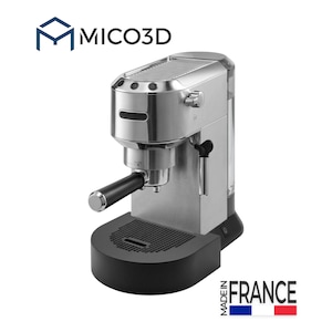 Op de afbeelding: Een zilverkleurige en zwarte espressomachine met een metalen afwerking, een zwarte filterdrager, een lekbak en een waterreservoir. De tekst MICO3D staat linksboven en de tekst MADE IN FRANCE met een vlagicoon staat rechtsonder.