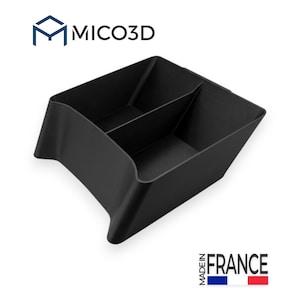 Könnte beinhalten: Eine schwarze Mittelkonsolen-Organizer-Schale aus Kunststoff mit zwei Fächern, dem MICO3D-Logo oben und einem Made in France-Etikett mit der französischen Flagge unten. Die Schale hat eine geformte, kantige Gestalt mit glatten Oberflächen.