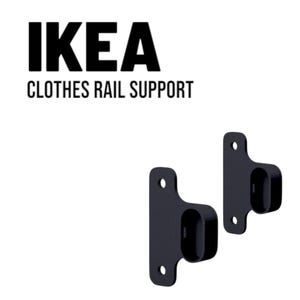 Peut inclure: Deux supports noirs pour tringle à vêtements IKEA. Chaque support comporte une section incurvée et cylindrique pour maintenir une tringle, et une section plate avec deux ou trois trous pour le montage. Le texte "IKEA CLOTHES RAIL SUPPORT" est en haut de l'image.