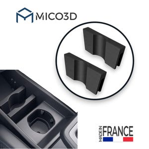 Peut inclure: Deux inserts de porte-gobelet rectangulaires noirs avec une découpe incurvée, conçus pour s'adapter à une console centrale de véhicule. Les inserts sont montrés installés dans une console gris foncé et en paire séparée. Texte MICO3D et MADE IN FRANCE.