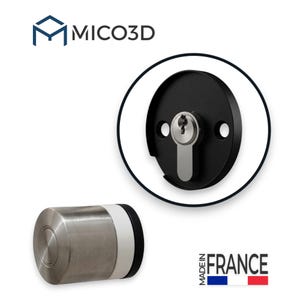 Peut inclure: Un bouton de porte cylindrique avec une finition en métal brossé et un anneau blanc, accompagné d'une plaque de montage noire circulaire avec un cylindre de serrure argenté. L'image contient le texte MICO3D et MADE IN FRANCE avec un drapeau.