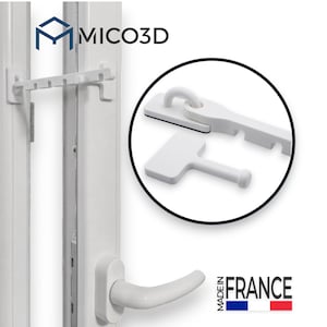 Puede incluir: Un limitador de apertura de ventana de plástico blanco de MICO3D, con un brazo dentado y una pieza de bloqueo en forma de T. El dispositivo está montado en un marco de ventana blanco con manilla. Incluye el texto MICO3D y MADE IN FRANCE.