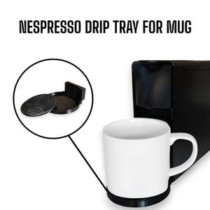 Pode incluir: Uma bandeja de gotejamento Nespresso preta para uma caneca, com o texto "NESPRESSO DRIP TRAY FOR MUG". Uma caneca branca com uma superfície texturizada assenta sobre uma base preta. Uma vista detalhada da bandeja de gotejamento é mostrada num círculo.