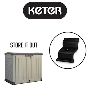 Puede incluir: Un cobertizo de almacenamiento para exteriores de la marca Keter con una parte superior marrón y laterales beige. El cobertizo tiene puertas dobles y un pestillo. Un artículo de plástico negro está en un círculo. El texto "STORE IT OUT" está encima del cobertizo.