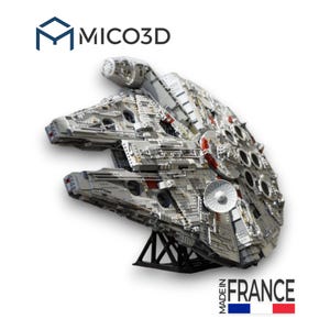 Puede incluir: Un modelo detallado de plástico gris de una nave espacial con casco circular, cabina y antena de radar, montado sobre un soporte triangular negro. La imagen incluye el texto MICO3D en la parte superior y MADE IN FRANCE con bandera abajo.