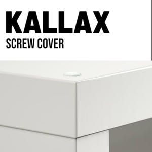 Może przedstawiać: Biała osłona śruby KALLAX na białej powierzchni. Tekst "KALLAX SCREW COVER" jest wyświetlany na czarno nad białą powierzchnią. Osłona śruby to mała, okrągła, biała nasadka.