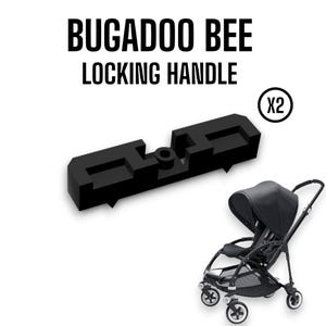Peut inclure: Poignée de verrouillage noire Bugaboo Bee avec le texte "BUGADOO BEE LOCKING HANDLE" au-dessus. L'image montre également une poussette noire. La poignée est une pièce de rechange pour la poussette. Le texte "X2" est également visible.