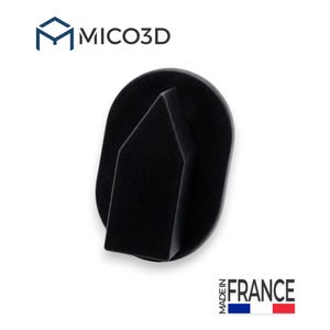 Può includere: Un espositore nero di forma ovale con una sporgenza appuntita a forma di casa sulla parte anteriore. Il testo MICO3D appare nell'angolo in alto a sinistra e il testo MADE IN FRANCE con un'icona della bandiera blu, bianca e rossa in basso a destra.