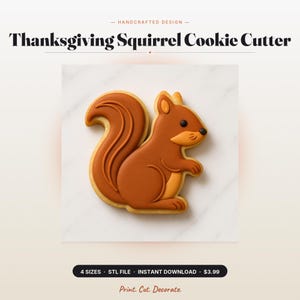 Könnte beinhalten: Ein Ausstecher in Eichhörnchenform für Thanksgiving. Der Ausstecher zeigt ein braunes Eichhörnchen mit orangefarbenen Details und einem gelben Umriss. Der Text "Thanksgiving Squirrel Cookie Cutter" ist oben zu sehen. Zum Backen.