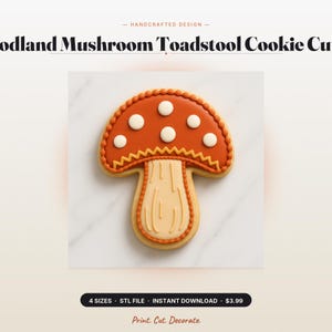 Puede incluir: Cortador de galletas con forma de hongo, con un sombrero naranja con lunares blancos y un tallo beige. El cortador de galletas está decorado con glaseado naranja y amarillo. El texto "Woodland Mushroom Toadstool Cookie Cutter" está en la parte superior.