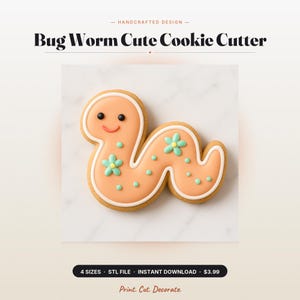 Pode incluir: Um biscoito em forma de verme decorado com glacê cor de pêssego, contornos brancos, duas pequenas flores verde-claras e pequenos pontos verdes. O biscoito apresenta um rosto simples com dois olhos pretos e uma boca laranja. Texto Bug Worm Cute Cookie Cutter.