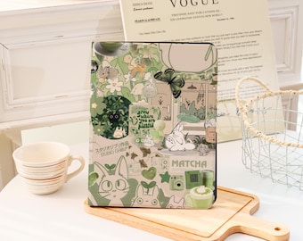 Könnte beinhalten: Eine grün-weiße Tablethülle mit einem skurrilen Design mit Zeichentrickfiguren, Pflanzen und dem Wort "MATCHA". Die Hülle liegt auf einem Holzschneidebrett. Das Design enthält den Text "grow where you are planted."