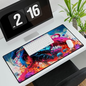 Könnte beinhalten: Eine farbenfrohe abstrakte Mauspad mit einem Drachen-Design. Die Mauspad liegt auf einem weißen Schreibtisch mit einer Tastatur und einem Computermonitor.
