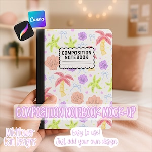 Pode incluir: Um caderno de composição com uma capa branca com um padrão de palmeiras rosa, conchas e laços. O caderno tem o texto "COMPOSITION NOTEBOOK" na frente. A imagem também inclui os logotipos dos aplicativos Canva e Procreate.