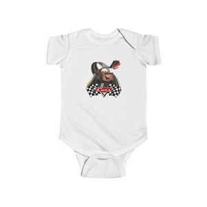 Body niemowlęce z motywem samochodów, słodkie body niemowlęce, strój samochodowy dla malucha, idealny prezent dla nowego rodzica, prezent na baby shower, odzież na dzień wyścigów, holownik