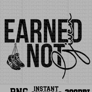 以下が含まれることがあります： 「EARNED NOT GIVEN」の文字が黒で大きく描かれたデジタルグラフィックデザイン。レスリングシューズのイラストも含まれています。背景はグレーで、下部には「PNG INSTANT DOWNLOAD 300DPI」の文字があります。