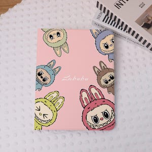 Étui pour iPad Labubu en dessin animé mignon pour iPad Air 7/6-11"/13", Air 5, iPad Pro 2021/2024, iPad Mini 7/6, iPad 9/10e génération, avec porte-stylo