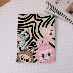 Cute Cartoon Labubu iPad Case Cover dla iPad Air 7/6-11"/13", Air 5, iPad Pro 2021/2024 iPad Mini 7/6, iPad 9/10 th Gen Case z uchwytem na długopis