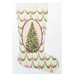 Könnte beinhalten: Eine Stickvorlage für einen Weihnachtsstrumpf mit einem wiederkehrenden Muster aus rosa Schleifen und grünen Girlanden mit Kerzen. Ein zentrales ovales Medaillon zeigt einen geschmückten grünen Weihnachtsbaum mit rosa und gelben Kugeln auf hellrosa Grund.