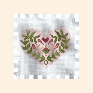 Rosa Blumenherzen auf bestickter Leinwand