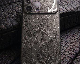 Peut inclure: Une coque de smartphone gris foncé présentant un motif de dragon en relief détaillé couvrant toute la surface arrière. Le dragon possède des écailles complexes, des griffes acérées et des moustaches fluides, avec une finition métallique.