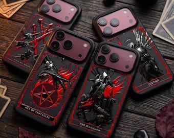 Peut inclure: Quatre coques de smartphone noires arborant des motifs de cartes de tarot en rouge et noir. Les coques représentent Five of Wands, Ace of Pentacles, The Magician et Justice. Chaque coque possède un module photo à trois objectifs.